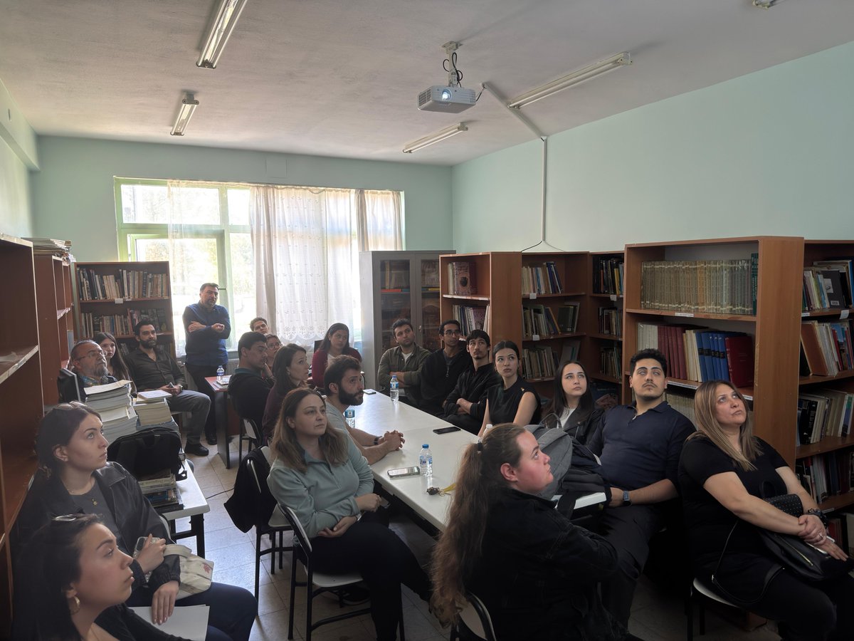 Ergnkrc's tweet photo. Arkeoloji Bölüm Kütüphanesi'nde üç yıldır sürdürmekte olduğumuz Edirne Yüzey Araştırması (EYA) sonuçlarını konuştuk. Az ama öz katılımcılara çok teşekkür ederim. Benim çok hoşuma giden, samimi bir ortamdı.
#edirne #arkeoloji https://t.co/BNhwflIqL0
