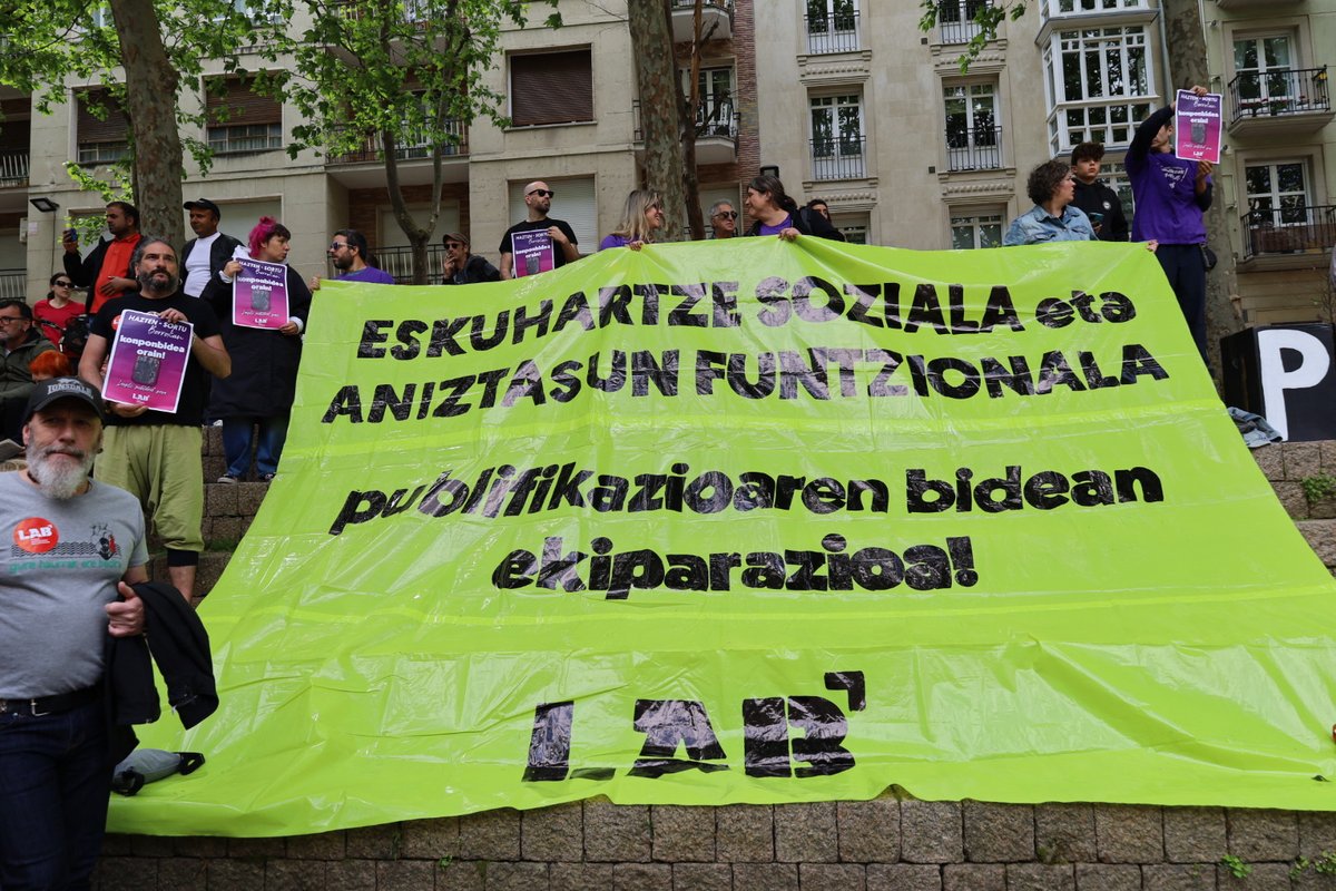 labapdema's tweet photo. Hoy hemos salido a reivindicar: derecho a la vivienda, servicios públicos de calidad y pensiones y salarios dignos.
Una vez más hemos vuelto a exigir la equiparación en nuestros trabajos para conseguir la publificación de los mismos.
#M1 
#LangileokEragin https://t.co/i4q2WMUGLU