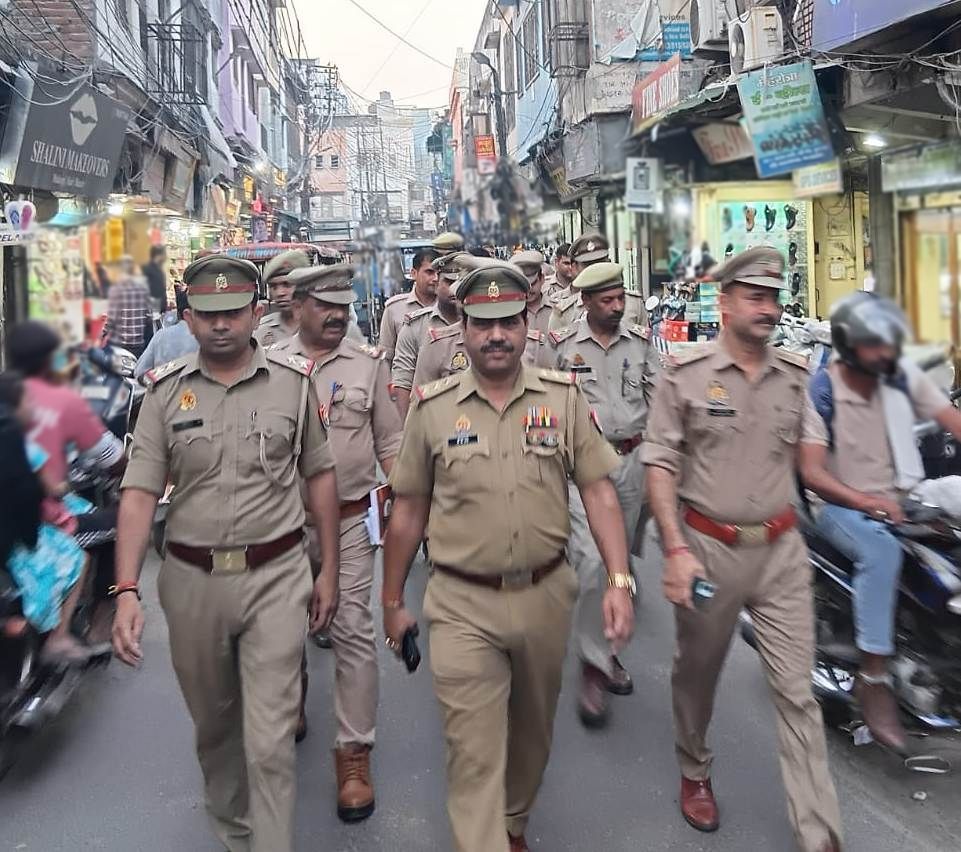 moradabadpolice's tweet image. #SSP @moradabadpolice @satpal_IPS के निर्देशन में जनपदीय पुलिस द्वारा अपराध नियंत्रण, कानून एवं शान्ति व्यवस्था तथा जनमानस में सुरक्षा की भावना जागृत करने के दृष्टिगत थाना क्षेत्रान्तर्गत गली, मोहल्ला, बाजार व अन्य महत्वपूर्ण स्थानों पर पैदल गश्त की गई।

#UPPolice