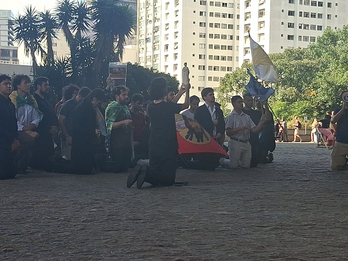 ajoelhados implorando pela pica do bolsonaro agora no masp