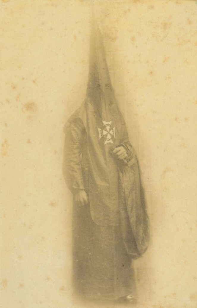 Doc_Cofrade's tweet photo. Antiquísima postal de Unión Postal Universal que reproduce un nazareno de la @hdad_elValle La instantánea se corresponde con una fotografía de estudio, al estilo de no pocos editores de postales de la época: Almela, E. Heras, Tomás Sanz, etc. Véase: https://t.co/cGlWqmprcE https://t.co/VbwxT43J6n