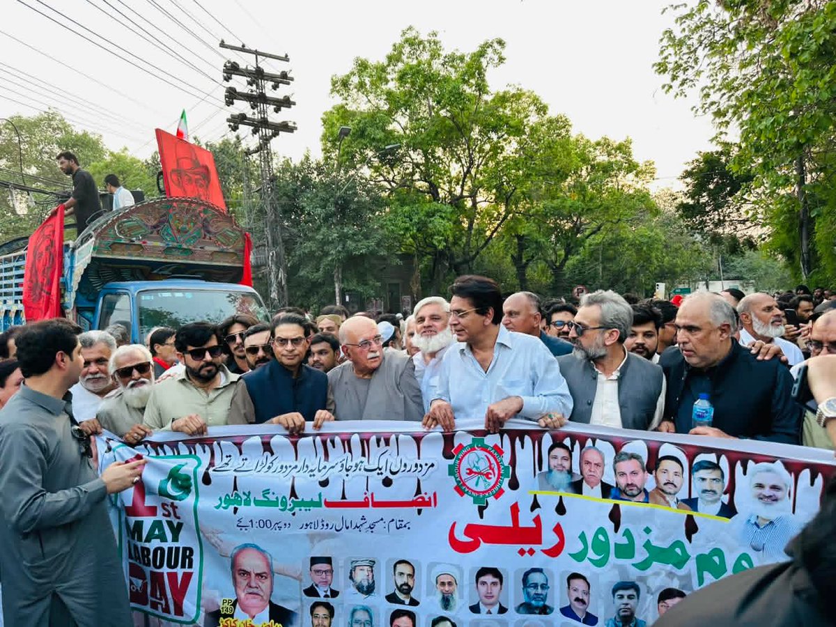 DinMohammadBAB1's tweet photo. تحریک تحفظ آئین پاکستان کے سربراہ ۔ پشتونخوا ملی عوامی پارٹی کے چیئرمین اور قومی اسمبلی میں قائد حزب اختلاف ملی مشر محمود خان اچکزئی لاھور پریس کلب کے سامنے یوم مزدور کی تقریب سے خطاب https://t.co/nuEIYfiZ41