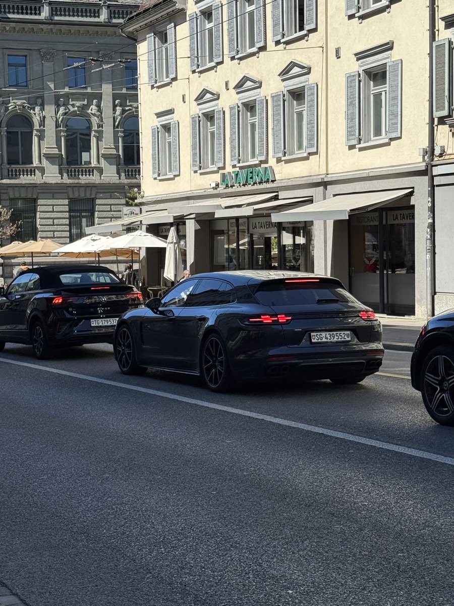 スイスで見かけた様子のおかしい＆かっこいい車たち