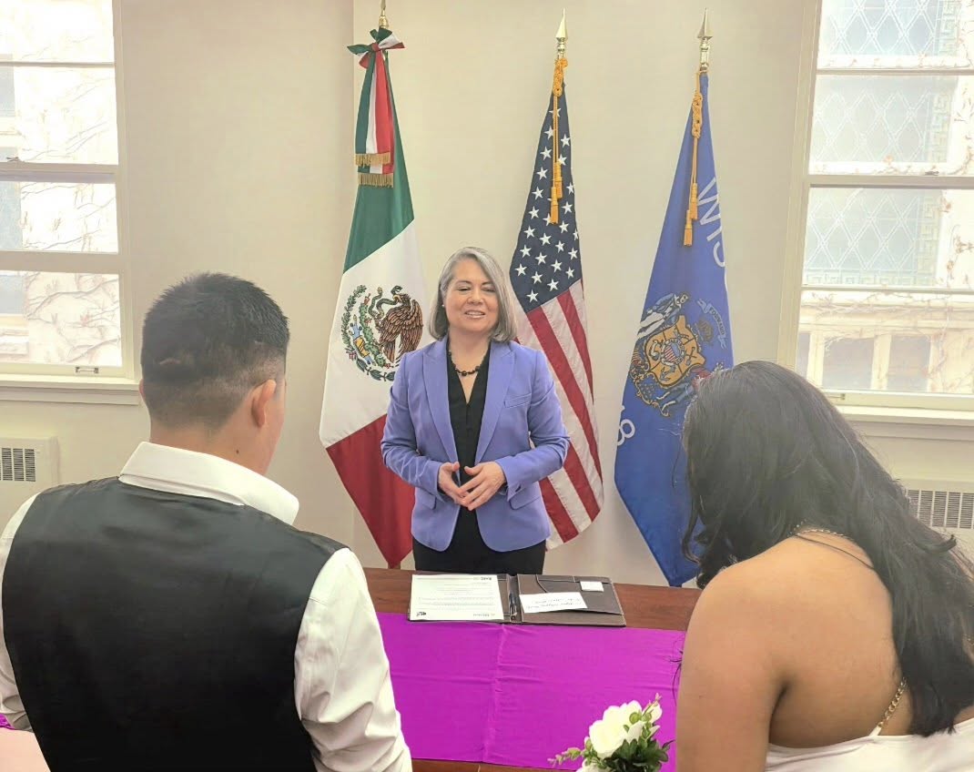ConsulMexMKE's tweet image. @ConsulMexMKE ofrece atención normal al público hoy 1 de mayo, #DíaDelTrabajo en México 🇲🇽 hasta las 5 p.m.  Recuerda que como integrante de la comunidad 🇲🇽🇺🇸 en #Wisconsin cuentas con servicios consulares de Documentación y Registro Civil; ...