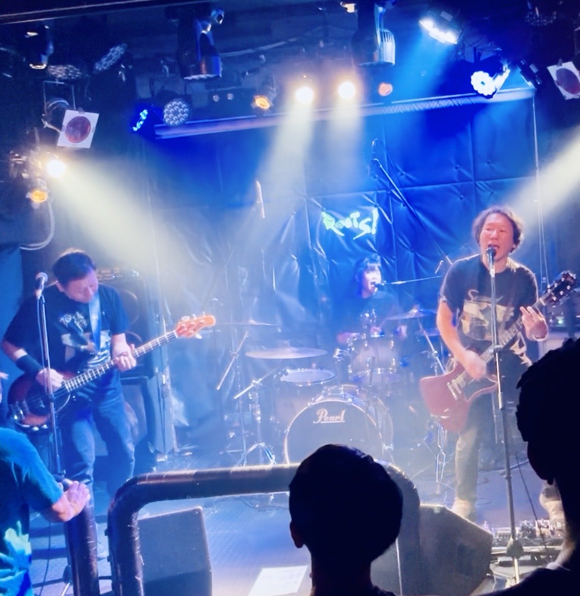 Table_band_info's tweet photo. 今日は高円寺clubROOTS!
ご来場の皆様、共演の皆様、
clubROOTS!ありがとうございました🙇‍♂️
韓国からPink Spiderを迎えて楽しい夜でした‼︎
我々も無事に再始動できました🙏

Pink Spider(Korea)
Junkbar
Table
The Eastern Monkeys https://t.co/xJq1G3sUZ0