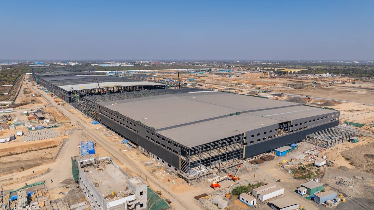 praveenj_offl's tweet image. 🚨 India to have 3 battery gigafactories by 2027!
🔹 Tata Agratas: 20 GWh in Gujarat
🔹 Reliance: 40 GWh in Jamnagar
🔹 Ola Electric: Gigafactory in Tamil Nadu
#EVRevolution #BatteryGigafactory #MadeInIndia #AtmanirbharBharat