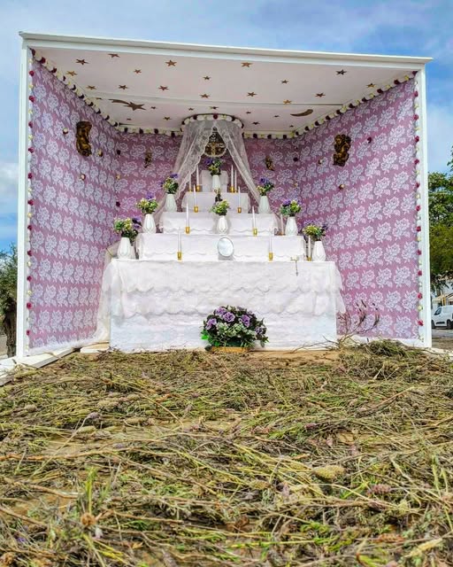 alentejo_1970's tweet image. Sendo considerada uma das mais marcantes do Baixo #Alentejo, as Festas das Santas Cruzes, em Vila Nova de São Bento, a tradição remete para os altares em casas particulares ou ao ar livre decorados com rendas e ouro, sinal de promessa ou devoção.