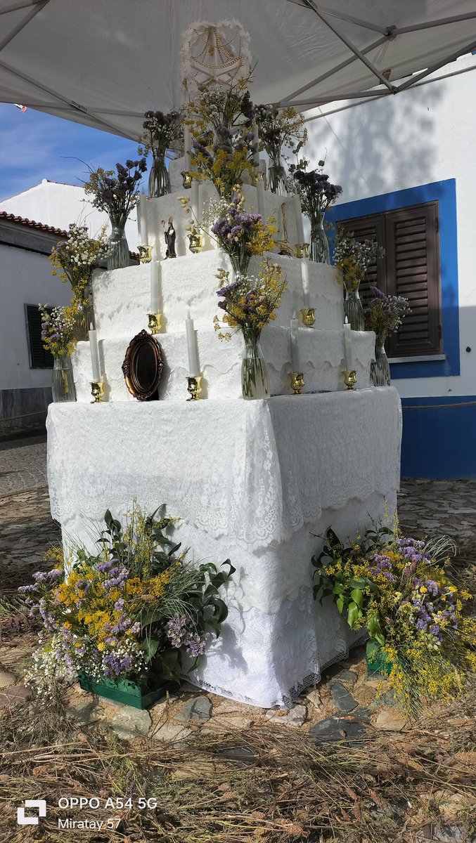 alentejo_1970's tweet image. Sendo considerada uma das mais marcantes do Baixo #Alentejo, as Festas das Santas Cruzes, em Vila Nova de São Bento, a tradição remete para os altares em casas particulares ou ao ar livre decorados com rendas e ouro, sinal de promessa ou devoção.