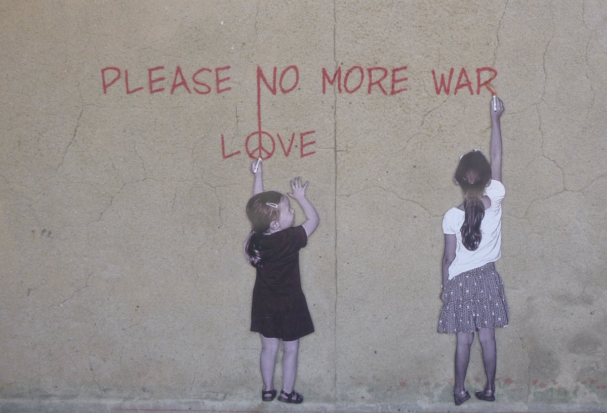 TFinkenberger's tweet photo. Kunst im öffentlichen Raum (18): 
Zeitloses Graffiti in Arromanches-les-Bains.
Der kleine Küstenort an den Landungsstränden der Normandie (Abschnitt "Gold Beach") ist berühmt für die Überreste des im Juni 1944 von den Alliierten angelegten künstlichen Hafens.

#streetart
🕊️ ☮️ 🕊️ https://t.co/4n9iS7pD1L