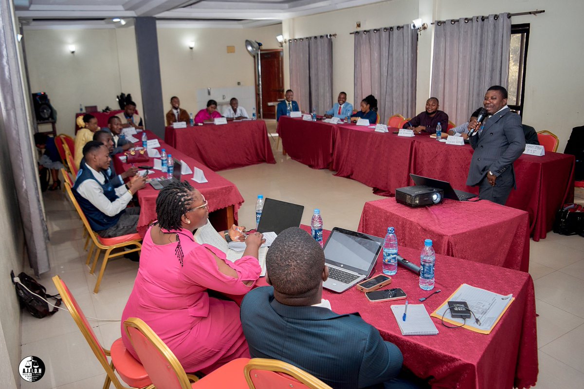AJDDH6's tweet photo. #Bunia 
Monsieur @lucmalembe2013 anime la session sur la communication stratégique axée sur le changement, et la prise en main des NTIC à l’atelier de formation en leadership et développement personnel que nous organisons.
#NED
#Développementpersonnel
#Leadership 
#ETD https://t.co/YdFyzkGrNi