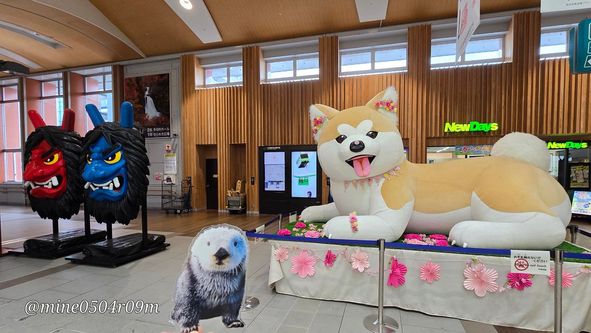 駅改札口前の🐶と👹と📷パチリ。 リロくんとちびキラメイちゃん一緒に