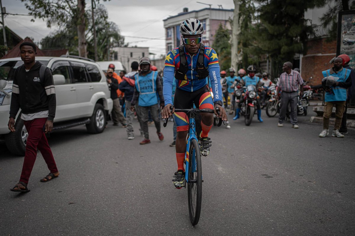 radiookapi's tweet image. 🚴‍♂️Le cycliste congolais🇨🇩 Miguel Masaisai s’est lancé un nouveau défi : relier Goma à Rabat🇲🇦à vélo (14 000 km) pour porter un message de paix et d’unité.
Pour sa première étape ce 1er mai, il a parcouru 66 km jusqu’à Musanze, au #Rwanda.
Cliquer ici ➡️tinyurl.com/5evndutn