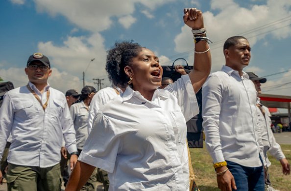 Caracol_Cali's tweet image. #Movilizaciones | En #Cali, en medio de las marchas este Primero de Mayo, la vicepresidenta @FranciaMarquezM, dijo que las bombas no van a silenciar a la población del suroccidente del país.

Dijo que los atentados terroristas deben dar más fuerza para luchar por un país mejor.