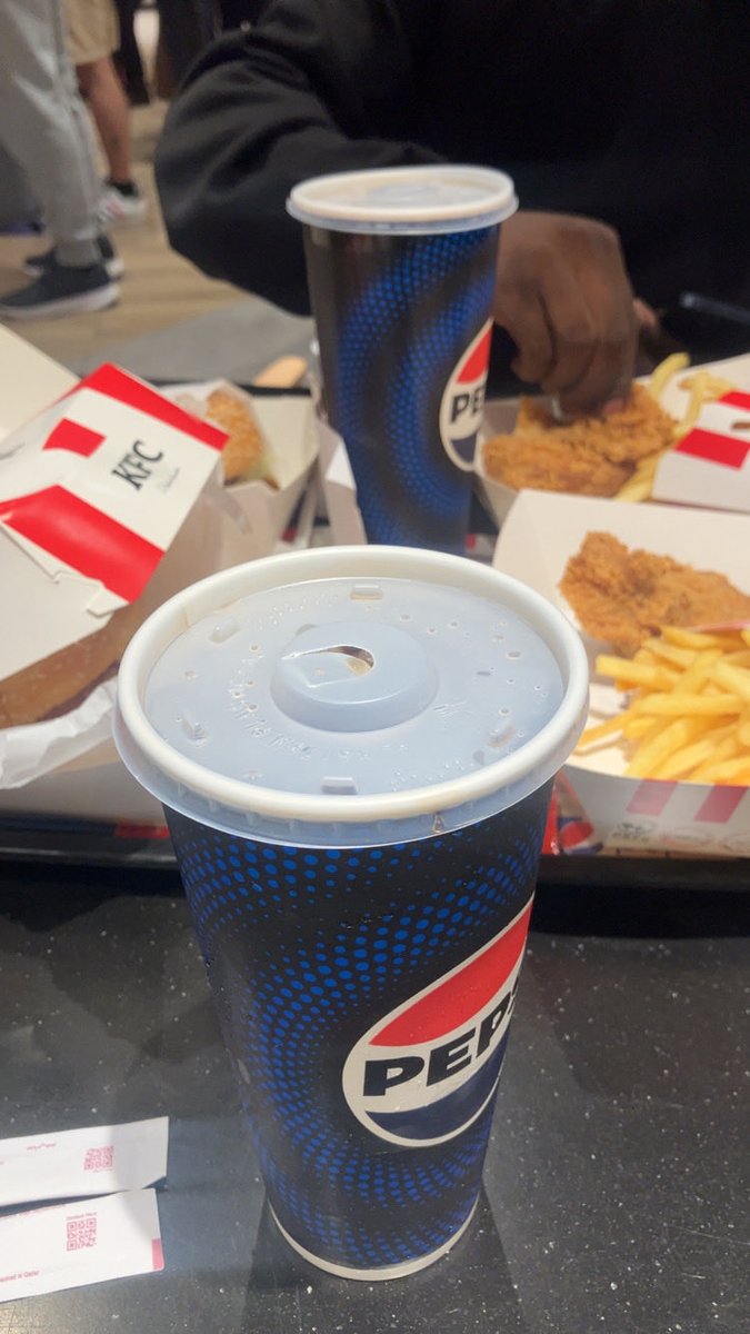Bien arrivé🤣🤣😹
<a href="/KFCFrance/">KFC France</a> <a href="/fallyipupa01/">Fally Ipupa</a>