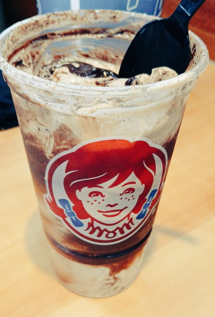Juke_Yogi's tweet image. #Lunch is ready 🫠😋🍦
Oreo cookies with brownie batter in vanilla frosty. Im addicted.
