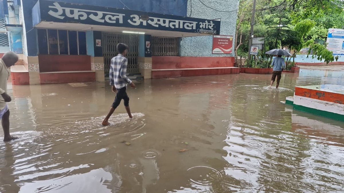 Abhijee71455312's tweet image. गोपालगंज:  भोरे रेफरल अस्पताल भारी बारिश के बाद जलजमाव से “टापू” बन गया. मरीजों परेशान..
बिहार की स्वस्थ व्यवस्था खुद बीमार है कब ठीक होगा @mangalpandeybjp
#BiharNews #HealthSystem #Flood @mmalayanil