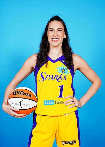 sr_basketbol's tweet image. 📷 | @WNBA 2026 sezonunda @LASparks takımı ile kamp sözleşmesi imzalayan Milli oyuncumuz @SevgUzun10 💜🔥🇹🇷

#wnba #basketball #sevgiuzun