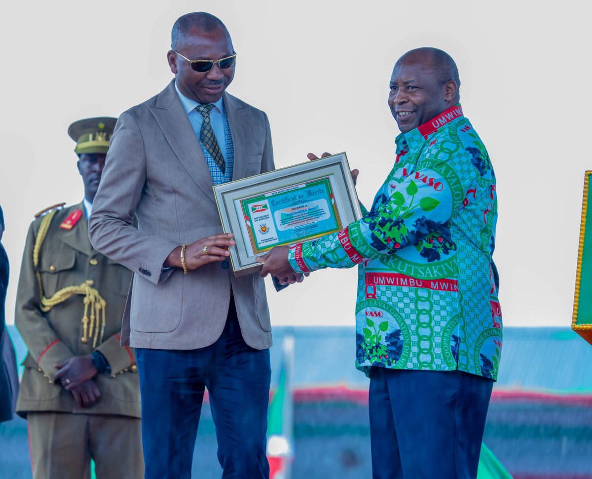 Gitega's tweet image. #Burundi Le Chef de l'État a profité de cette occasion pour honorer plusieurs investisseurs locaux pour leurs réalisations exemplaires dans les provinces de @BuhumuzaProvinc, @PButanyerera, @burungaProvince, @Gitega et @Bujaprov2025.