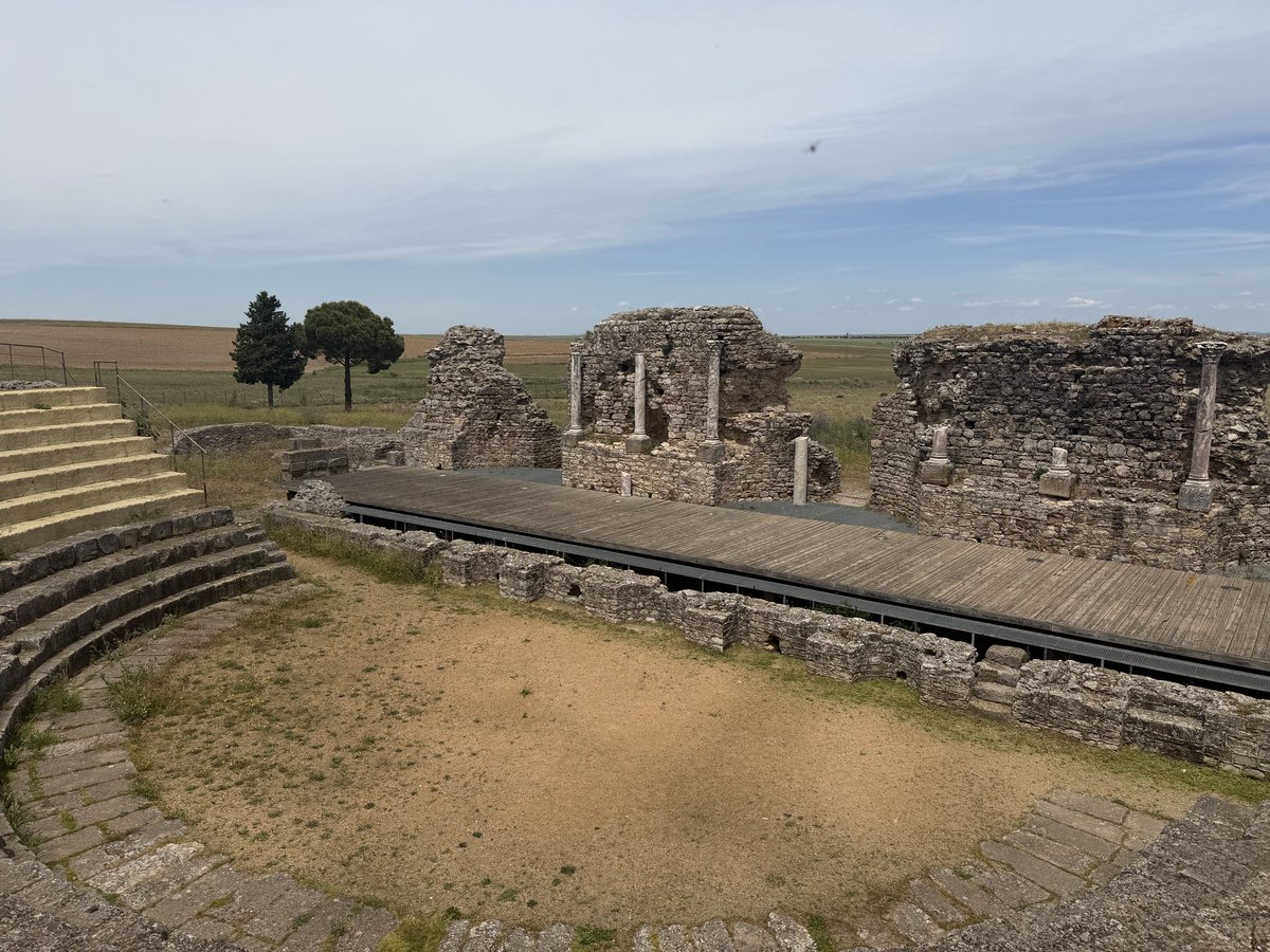 Lady_Ironie's tweet photo. Teatro Romano de Regina Turdulorum 🤗 https://t.co/mccpP5uuhN
