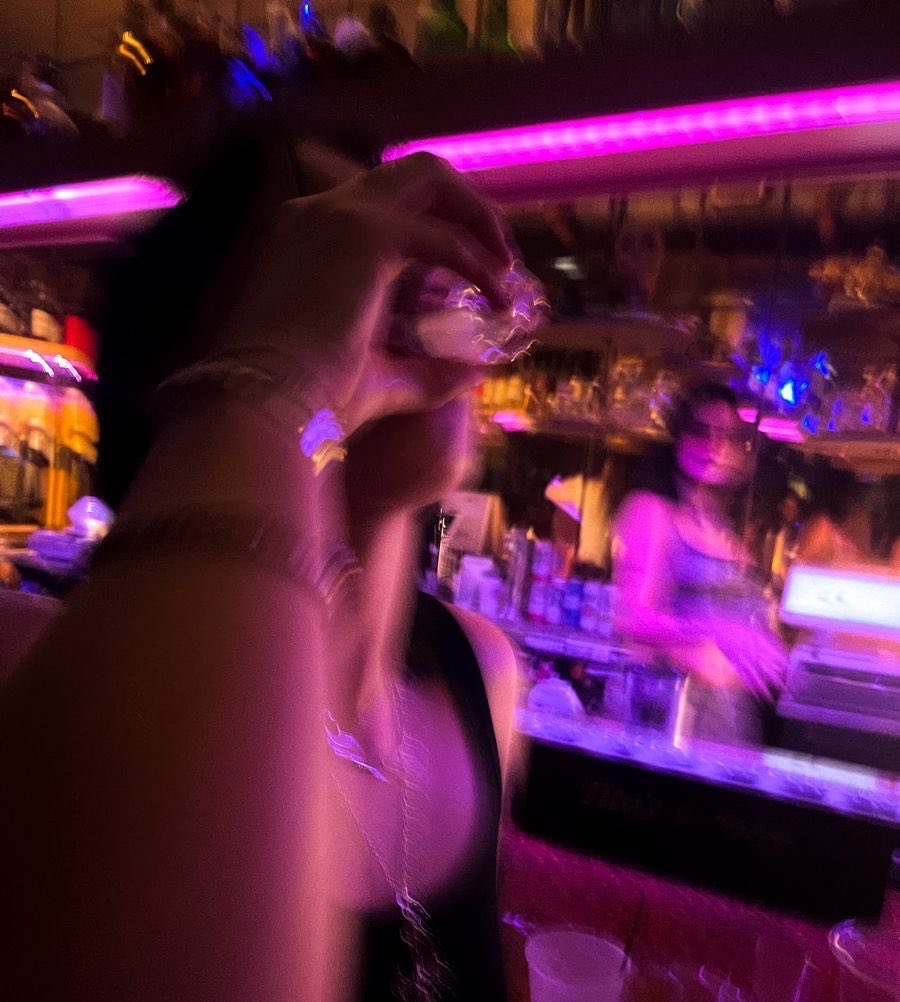 ausbensler's tweet image. mini au #bensler | go go juice 🍸 

onde olivia vê uma foto de elliot e sua ex parceira italiana e resolve ir ao bar com as amigas.

ou 

onde elliot recebe uma mensagem de olivia bêbada.