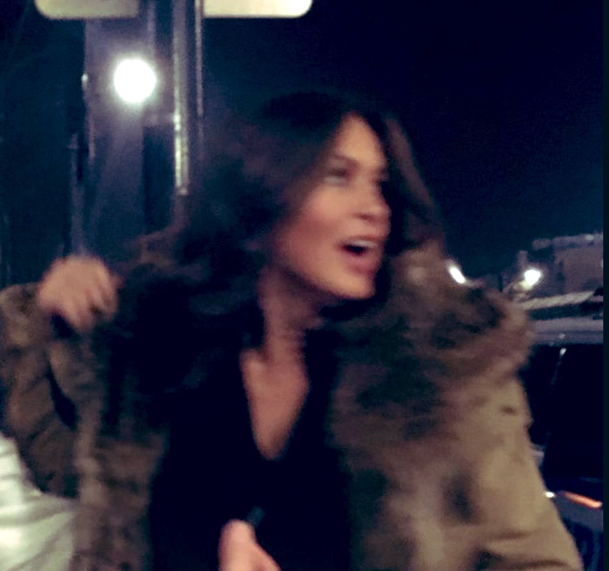 ausbensler's tweet image. mini au #bensler | go go juice 🍸 

onde olivia vê uma foto de elliot e sua ex parceira italiana e resolve ir ao bar com as amigas.

ou 

onde elliot recebe uma mensagem de olivia bêbada.