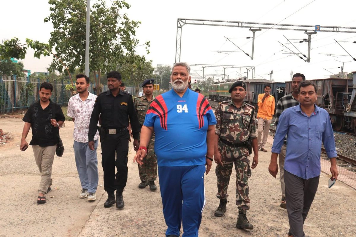 Abhijee71455312's tweet image. पूर्णिया: सांसद पप्पू यादव ने पूर्णिया कोर्ट स्टेशन का निरीक्षण किया और व्यवस्था से असंतोष जताया. उन्होंने डीआरएम से फोन पर बात कर यात्रियों के लिए बेहतर सुविधा, शौचालय और शेड की मरम्मत की मांग की.

#PappuYadav #BiharNews #Railway