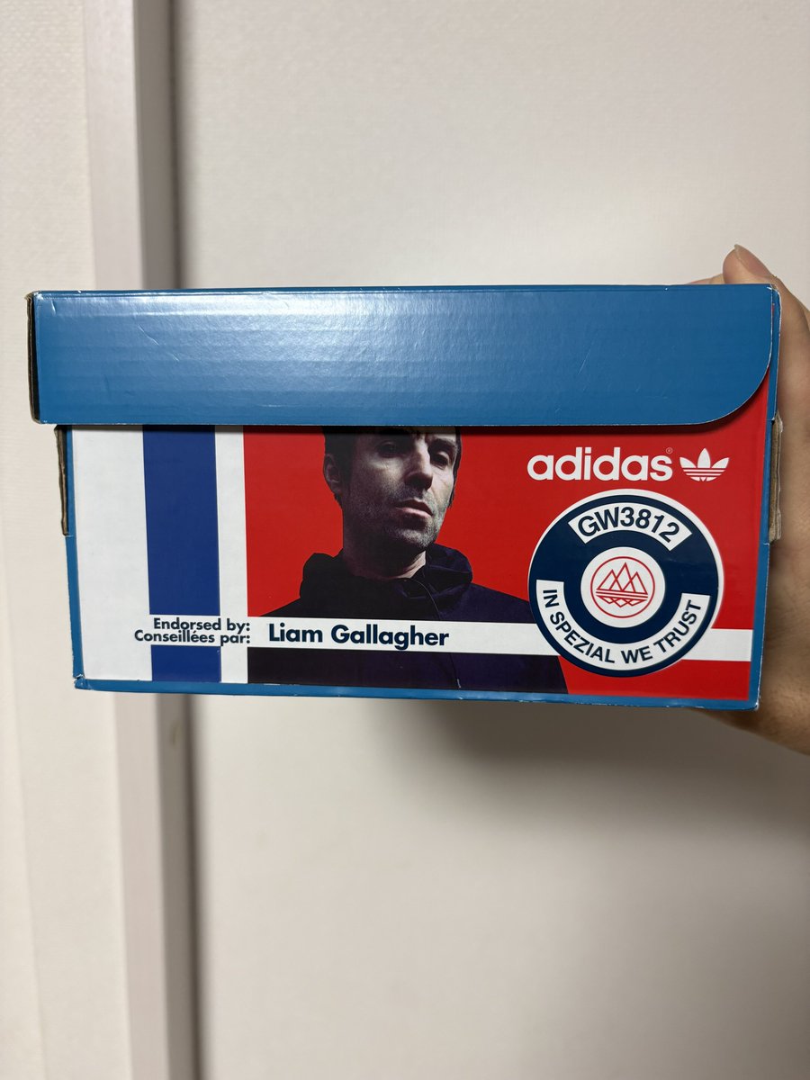 今日の一足は
adidas LG2 spzl
リアムギャラガー
おはようございます！
直近のoasisのは買ってないんですけどリアムのモデルではこれが1番気に入ってまして箱ラベルもジャバーに模してて最高ですね👏
今日は久々にスニーカー会と街ブラのために大阪へ🚶