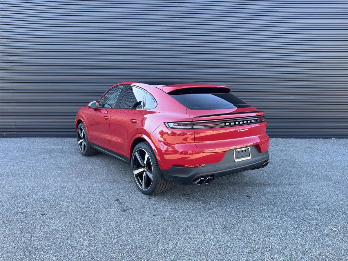 FieldsAuto's tweet image. Carmine Red. 🔴 348 hp. AWD. Sport Chrono. 5.4 sec 0-60. 

This 2026 Porsche® Cayenne Coupe (Stock ETDA36747) is available now at Porsche Jacksonville. 
Call (904) 725-9155 or explore it here: jacksonville.porsche.com/en/inventory/p… 

#Porsche #Jacksonville #Cayenne #CarmineRed