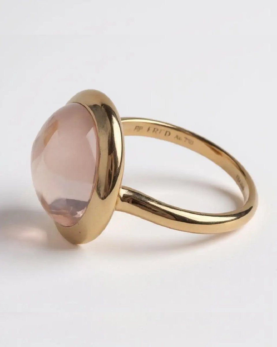 OgiltdC's tweet image. Soft pink glow, timeless elegance. ✨
The 18K Rose Gold Rose Quartz Stacking Solitaire Ring brings delicate color and refined simplicity — a piece made for effortless everyday beauty.

1stdibs.com/dealers/ogi-lt…

#OGINewYork #RoseQuartz #GoldRing #FineJewelry #TimelessStyle