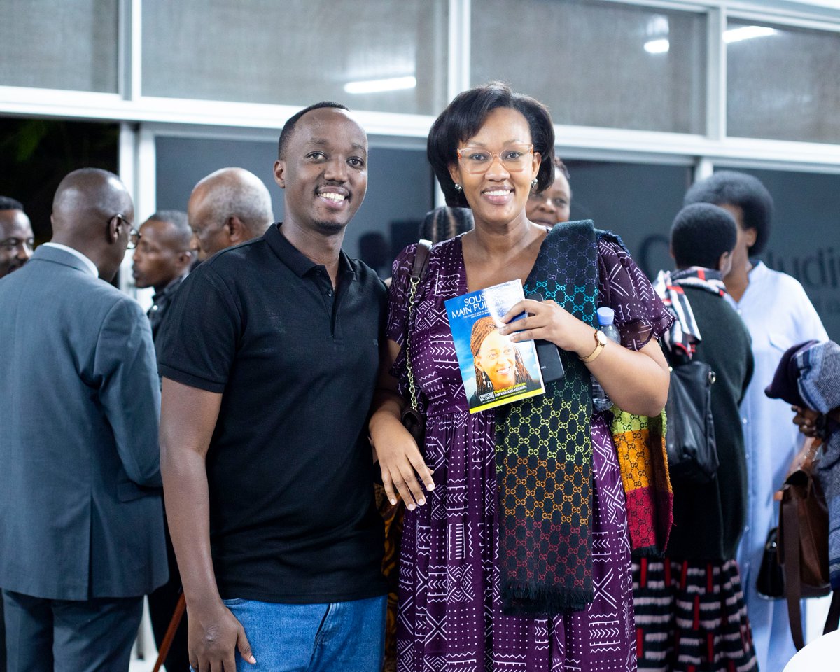 rbarwanda's tweet photo. Kuri uyu wa Gatanu, ku Rwibutso rwa Jenoside yakorewe Abatutsi rwa Kigali, habereye ibiganiro ku gitabo cyiswe "Munsi y’ukuboko kwayo gukomeye", cyanditswe na Immaculée Uhumuliza Hedden.   

Muri iki gitabo, Uhumuliza agaragaza amateka ashaririye yaciyemo mu gihe cya Jenoside yakorewe Abatutsi kugeza ku wa 4 Nyakanga 1994, arokowe n'Inkotanyi i Nyamirambo mu Karere ka Nyarugenge, mu Kigo cy’Imfubyi cyo kwa Gisimba.  

Uhumuliza ashimira cyane Perezida Paul Kagame, wayoboye urugamba rwo kubohora Igihugu n'urwo guhagarika Jenoside, n'ubuyobozi bw'u Rwanda buharanira ko Abanyarwanda bose bagira umutekano n'amahoro arambye. #RBAAmakuru