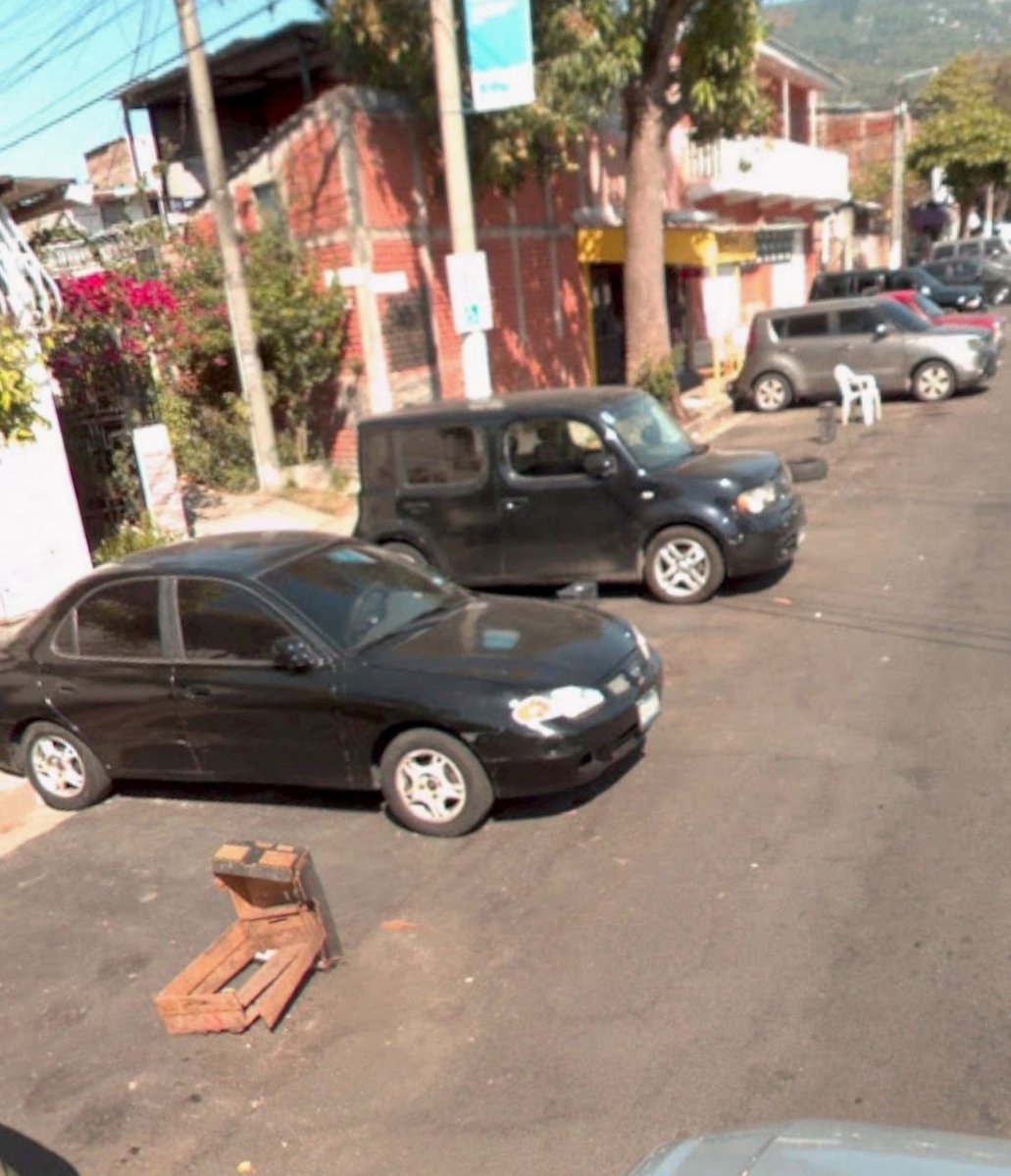 ¿Y saben qué más? Imponer grandes multas a la gentuza que "aparta parqueos" en calles públicas.