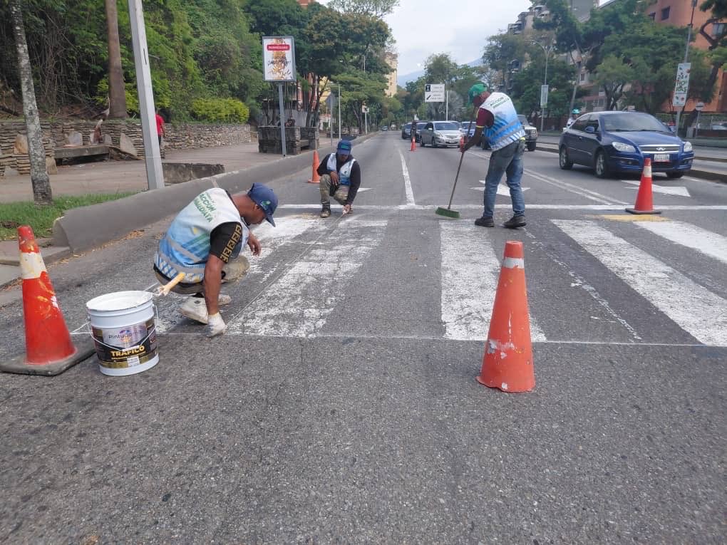 AlcaldiaBaruta's tweet photo. Feliz tarde, baruteños!🍃
Las cuadrillas de #AcciónInmediata se encontraron desplegadas hoy realizando labores de:
🚦Demarcación:
📍Urb. #ElCafetal
📍Av. #ElLimon
🚧Instalación de Avisos:
📍Urb. #SantaPaula https://t.co/WvGHp0HgPE