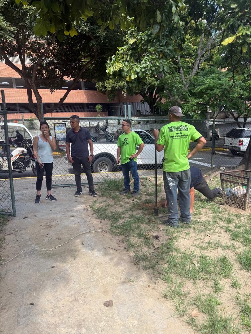 AlcaldiaBaruta's tweet photo. Feliz tarde, baruteños!🍃
Las cuadrillas de #AcciónInmediata se encontraron desplegadas hoy realizando labores de:
🚦Demarcación:
📍Urb. #ElCafetal
📍Av. #ElLimon
🚧Instalación de Avisos:
📍Urb. #SantaPaula https://t.co/WvGHp0HgPE