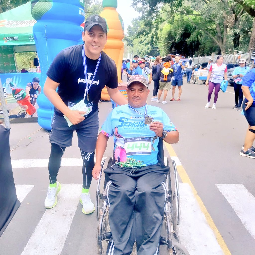 alexandro_x86's tweet photo. ¡Hoy arrancó al 100% la Feria de la Cruz en Amatitlán! 🎉🙌
Empezamos con todo en los 10KM, compartiendo con buena gente, disfrutando del deporte y haciendo lo que más amo: la locución. 🎤🏃💨
#FeriaDeLaCruz #10KGT #Locución #Deporte #DíaDelTrabajo #Amatitlan #Lake 🏞️ https://t.co/a0YGtAfi1m
