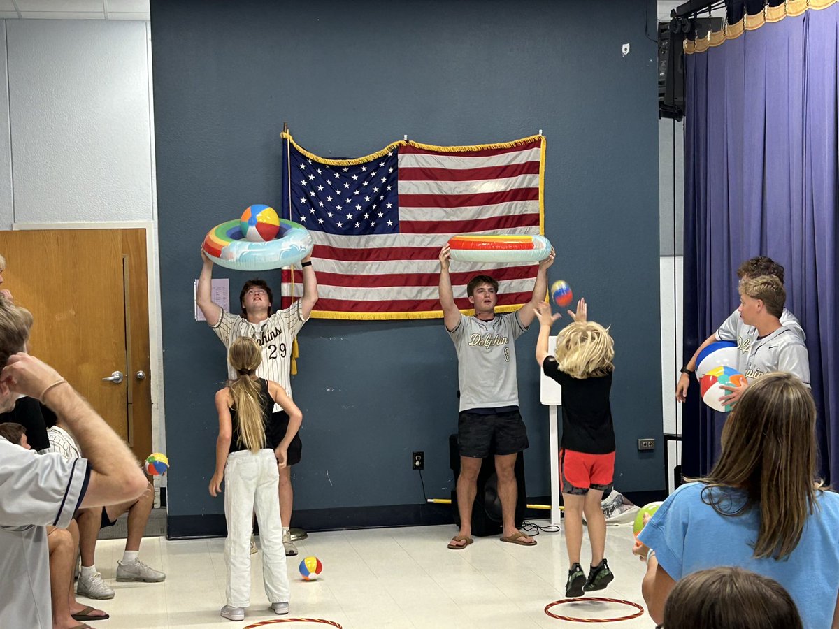 baseball_GBHS's tweet photo. Rewarding opportunity for the guys to volunteer today at Oriole Beach Elementary’s 4th grade AR party. Thanks for having us! Go Dolphins! https://t.co/twDJfOuhPh