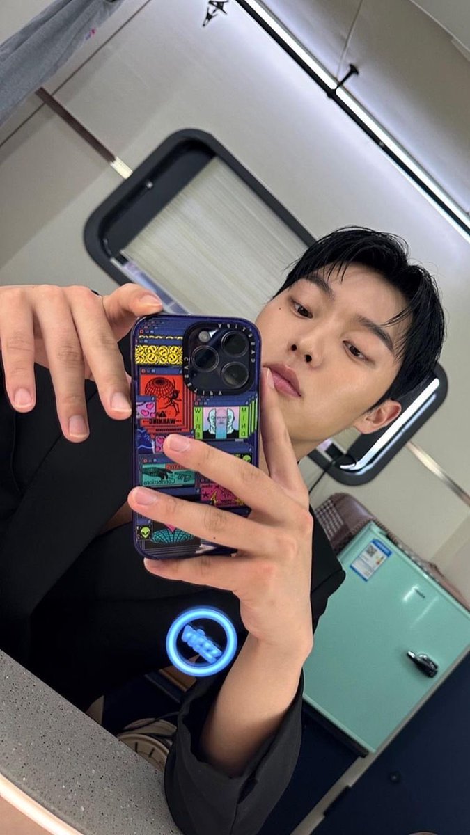 lwjdad's tweet photo. #shse socmed au where sieun goes viral on twt after juntae posts pictures of him. several things are changing in sieun's life at this time, but the last thing he expects to happen is for his high school crush suho to reappear in it. except, does suho even recognise him? https://t.co/U28PZ5wOH9