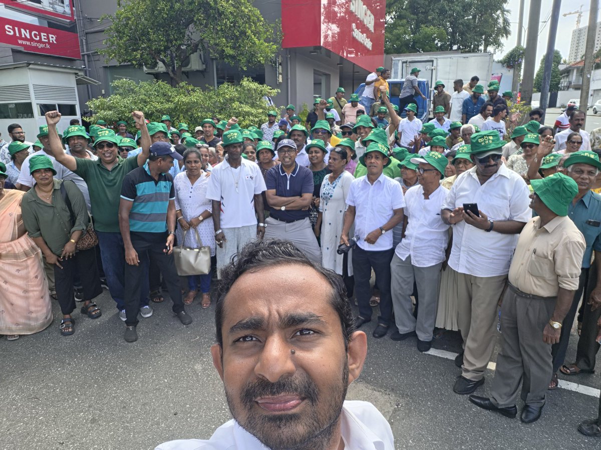 chamithwije's tweet image. විකල්පයේ මැයි දිනය ☎️✊ #srilanka #lka
