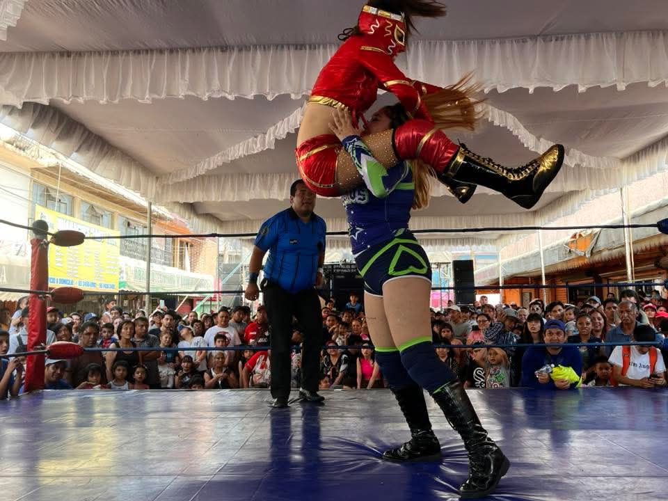 LaTijeraLucha's tweet photo. “Movidita” segunda lucha en el aniversario del Mercado 01 de mayo, donde el talento femenil de #PromocionesCocolores “enciende” los ánimos con sus rudezas y espectaculares lances, con triunfo de la Dinastía Ortiz, #PrincesaSioux y #BalitaOrtiz ante las rudas #Miku y #Airam... https://t.co/SWKYOvk0Bs