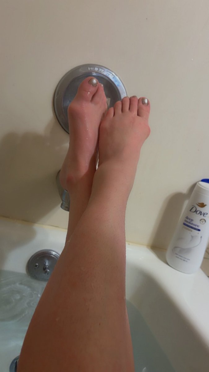 AshleeNicole611's tweet photo. just me, my bath, and the view you wish you had 😌🫧
don’t get too obsessed now
#feetfetish #toesout #onlyfansgirl #feefinder #bathtease #prettyfeet #Linkinbio https://t.co/HLMUarwpwC