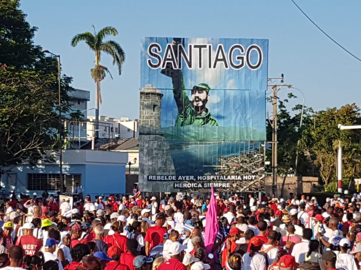 Desde Santiago de Cuba, cuna de la rebeldía ayer y heroísmo siempre: el Ministro de Salud Pública desfila junto a trabajadores del sector y pueblo este 1DeMayo.
#BMCGuineaBissau 
#CubaCooperaGB