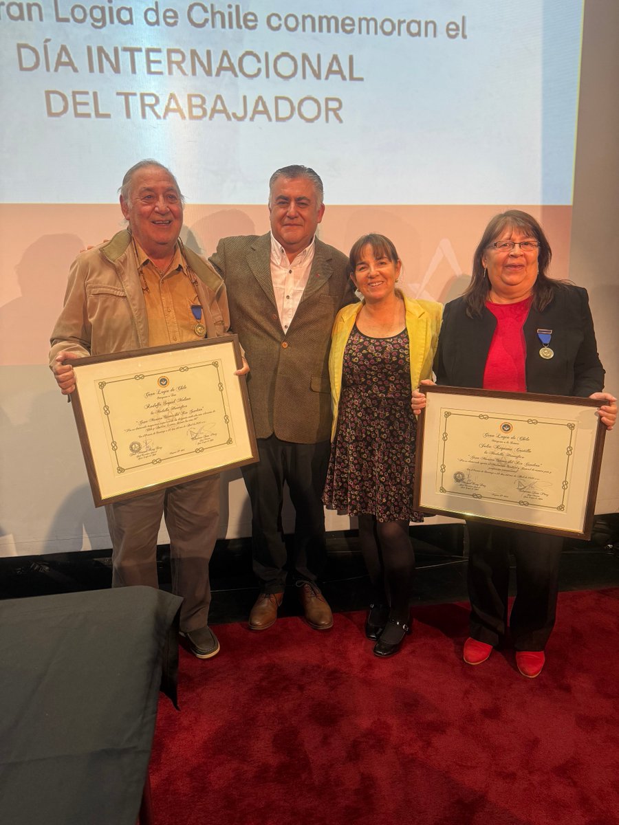 NolbertoDiaz's tweet photo. Hoy 1 de mayo agradezco a la Gran Logia de Chile y al Gran Maestro x la distinción que nos entregaran ayer junto a Rodolfo Seguel, Julia Requena y Patricia Silva x la defensa de los trabajadores y sus derechos. Un Honor inmerecido que recibo en nombre de CUT🇨🇱y mi Sindicato✌🏽✊🏼 https://t.co/pzJJ4usdyl