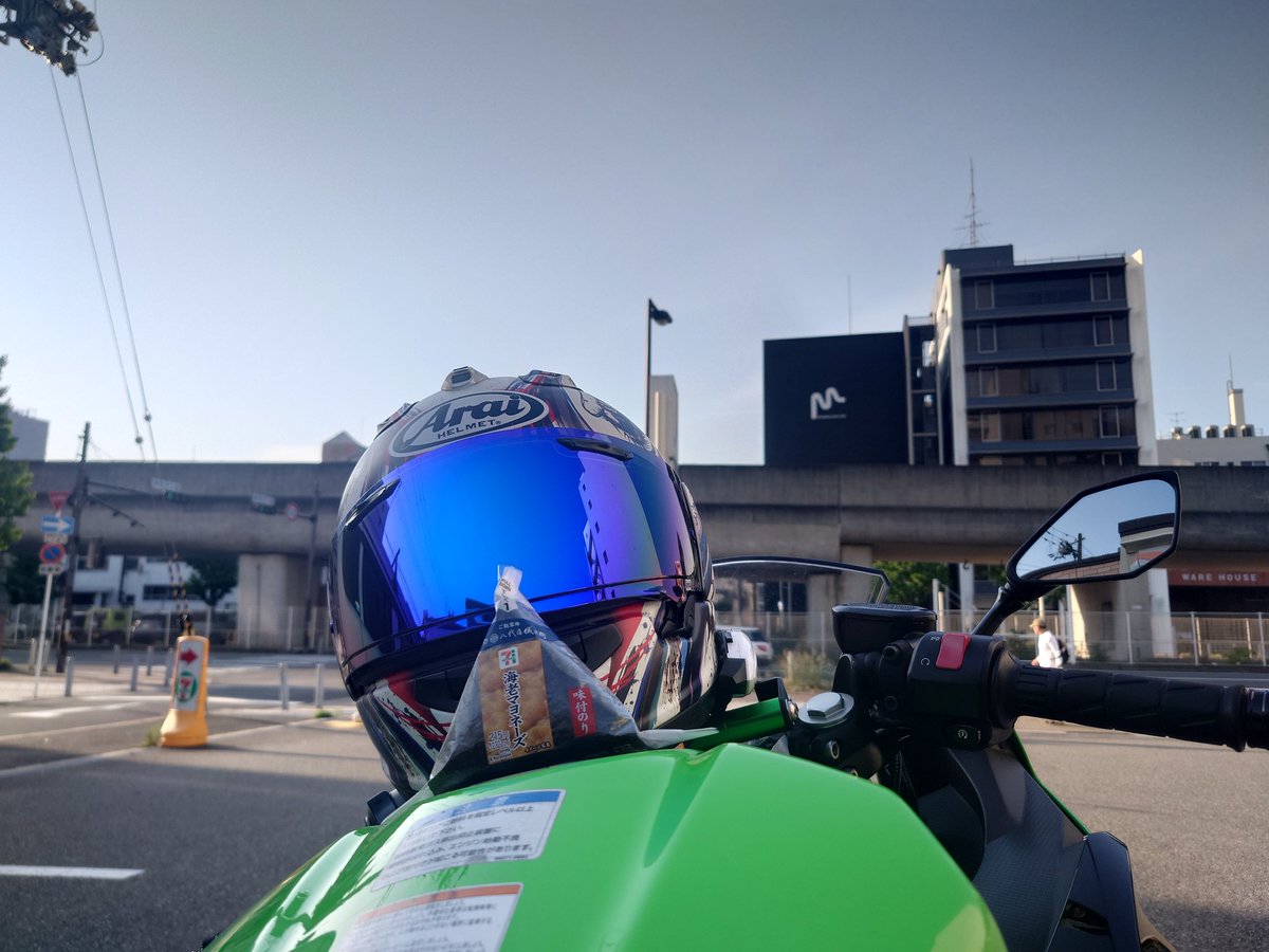 無事南港に着きました〜
朝早くてどこも空いてなさそうなのでコンビニおにぎり食べたら高速乗って静岡までいきます！