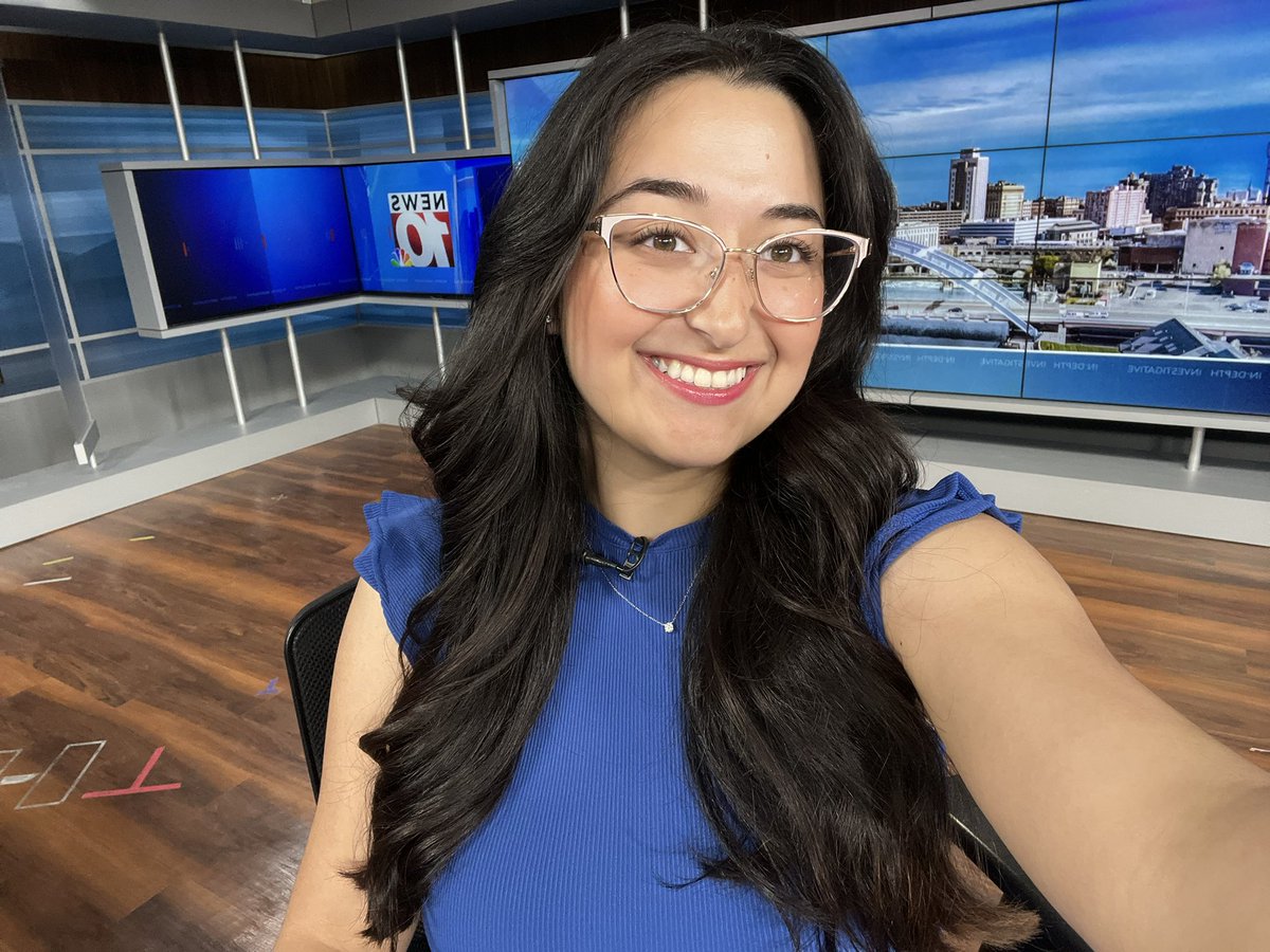 adelisabadzic's tweet image. First time on the anchor desk today! ❤️ #milestone