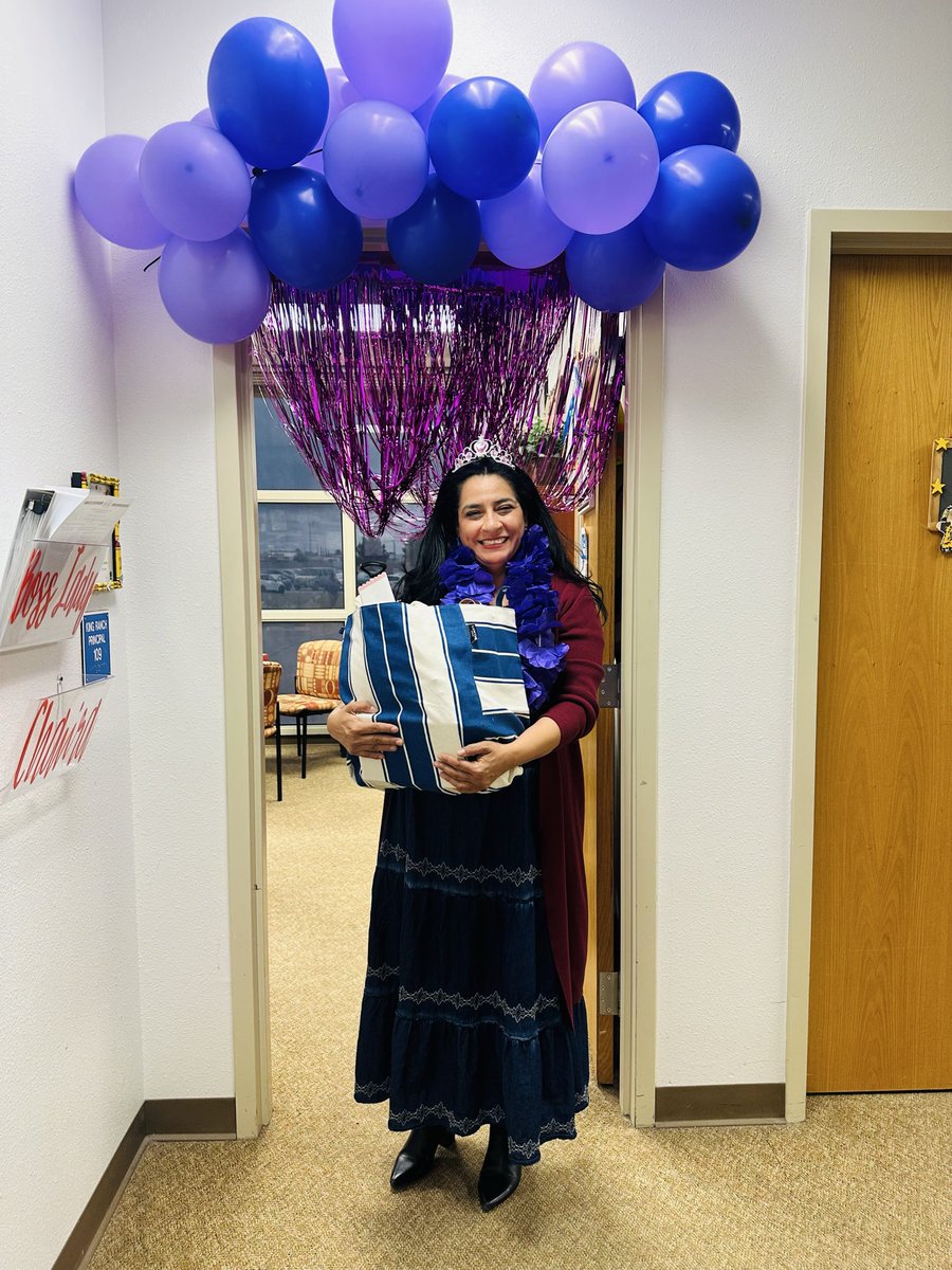 nhurtado_DSSE's tweet photo. Happy #PrincipalsDay, @DSShook_ES !  🩷 We love you and truly appreciate the way you lead with your heart at The Ranch. Thank you for inspiring our students, staff, and community every single day.
#GameOnRattlers https://t.co/EUYIxNuvSp