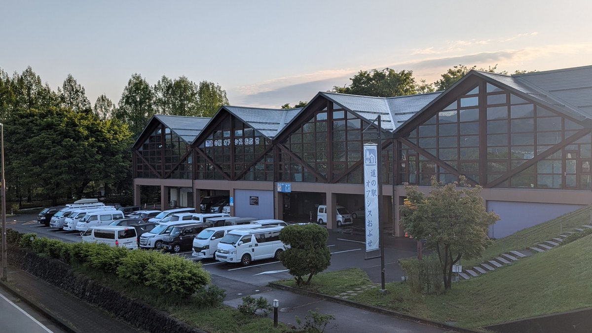 ONOPROJECT's tweet photo. 道の駅オアシスおぶせまで来ました〜

始めて立ち寄った道の駅
駐車場は若干の傾斜あり
大型レーンは5台分

初期不良の修理も終わってない
ハイマーで来たが、さらにトラブル2件追加
マジで泣きたくなる😭😭

1件はマルチルームの天窓
開閉パッキンからの雨漏れ。新品交換なのに取付方不良か....

もう1件は、水タンクバルブ故障。
センサー故障で初期不良が直ってないが、さらにバルブ故障も発生。
昨日、来る際、高速では大雨だったので水タンク内の水がブローしていたと思われるが、後続車気付かずだったかな....

お盆までに、電源工事、初期不良工事は終わらせたいハイマー😭😭

今から次の目的地へ....

#キャンピングカー
#HYMERカスタム
#HYMER
#キャンピングカー旅
#キャンピングカーDIY