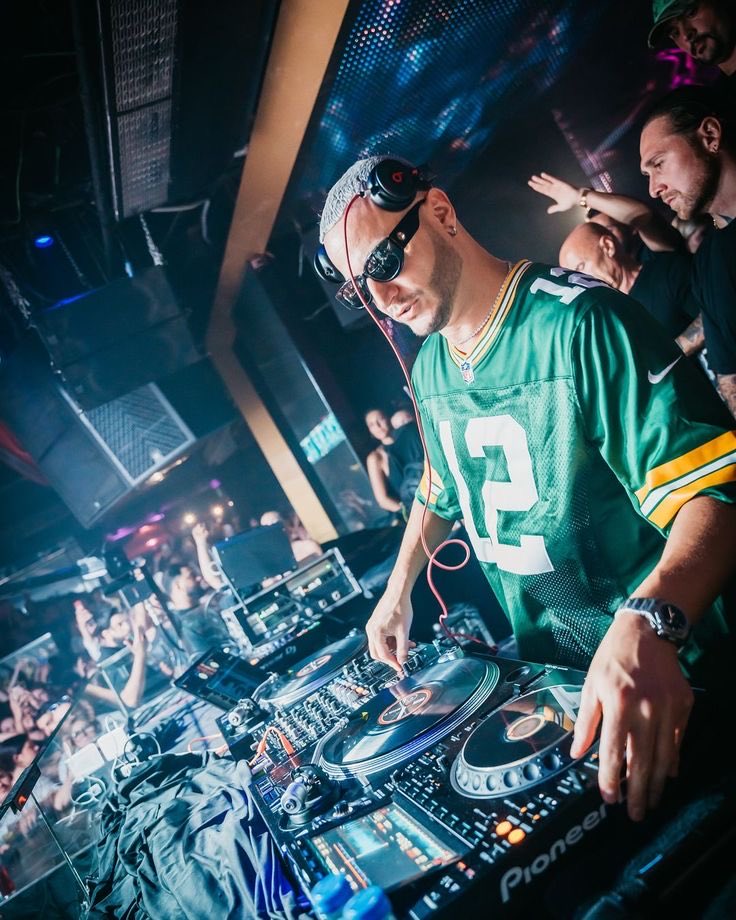 roufisll13's tweet image. Performanslardaki güç ve sahne duruşu söz konusu olduğunda, işte benim favori DJ'lerim...@metincanakdenz @djsnake ❤️‍🔥❤️‍🔥#dj