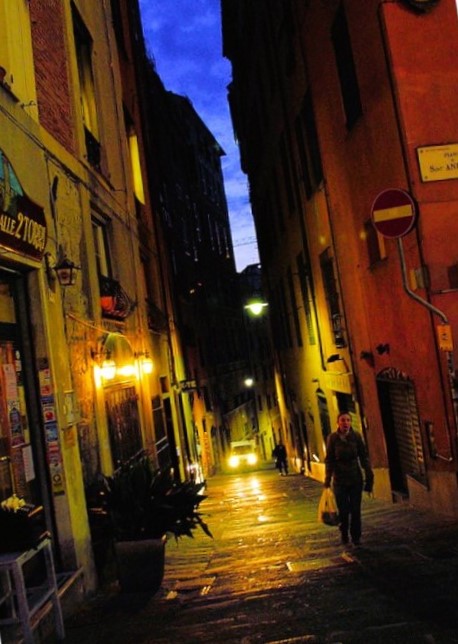 Raickan15's tweet image. #Genoa 🇮🇹 
#street #streetphotography #alley #night #lights 
#city #citylandscape 
#Italy