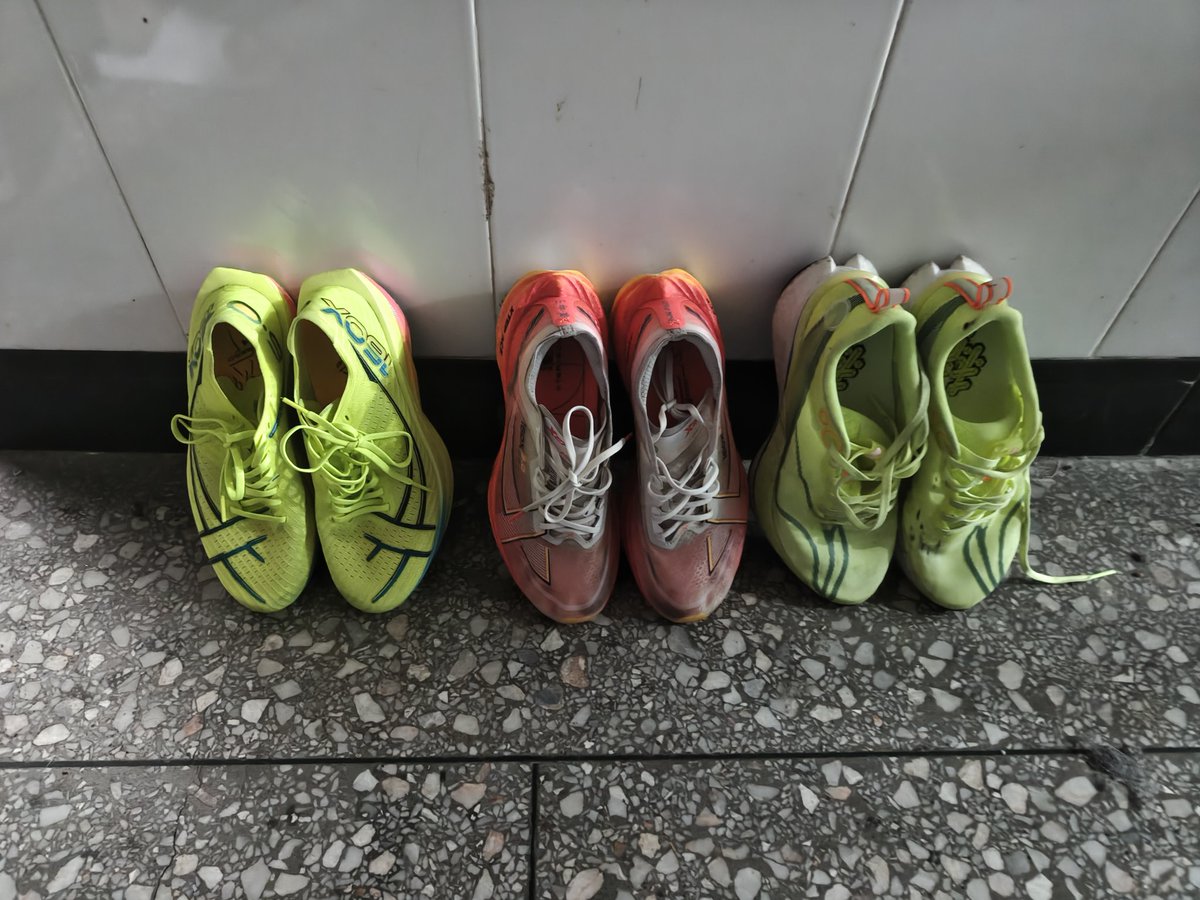 thus8426's tweet photo. 路过走廊发现体育生寝室外面晾出来三双跑鞋😛，是想让我好好保养一下吗，那我可就不客气了😍，猜猜我要对他们做什么👅#白袜 #男大 #原味 #1S #体育生 #白袜体育生 https://t.co/GjEWTkYs6H