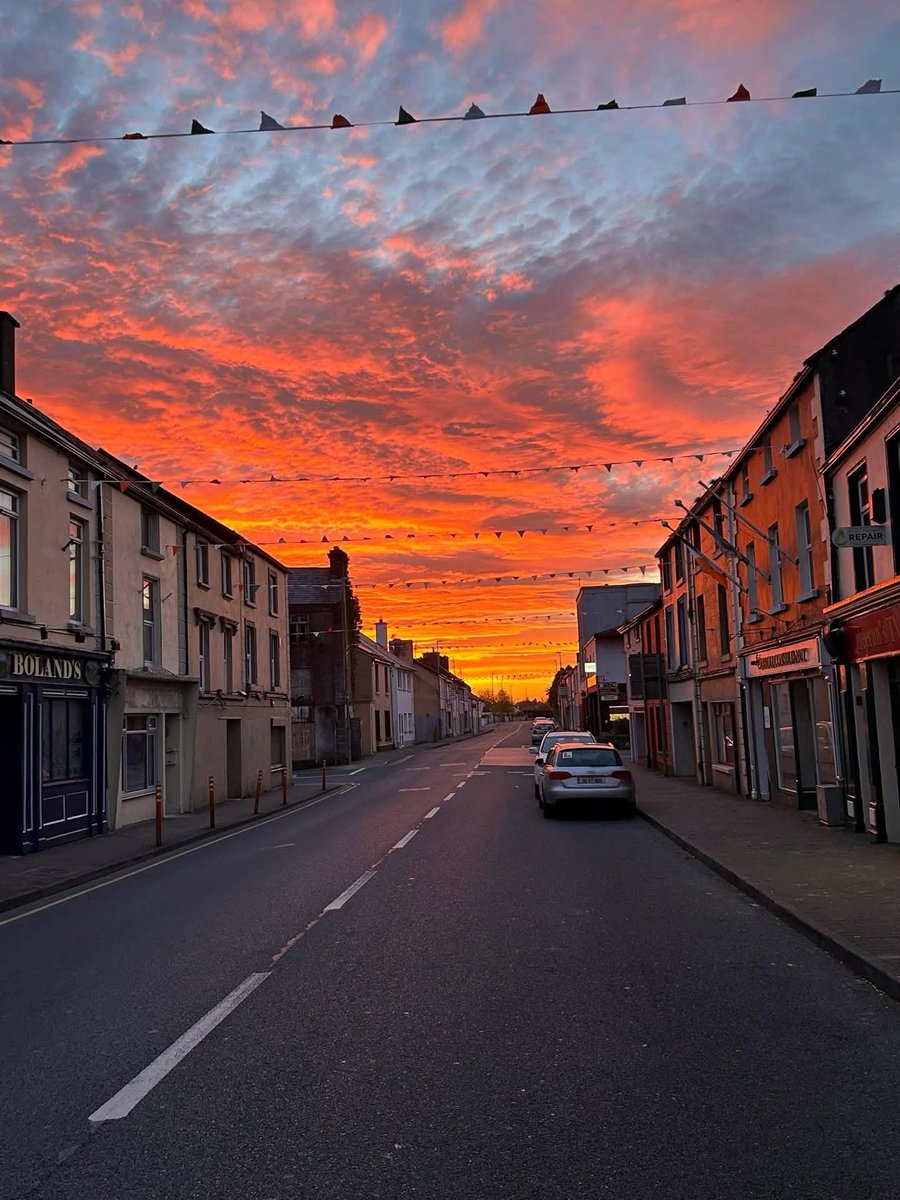 ThisIsIreland3's tweet image. 📍Beautiful morning in Swinford, County Mayo 🇮🇪🔥 

From fishing to scenic walks, traditional music, and a warm Mayo welcome, it’s the perfect spot to spend some time on your Mayo adventure 💚💚

📸 Magpie Lena

#Mayo #Ireland #Swinford #Sunrise