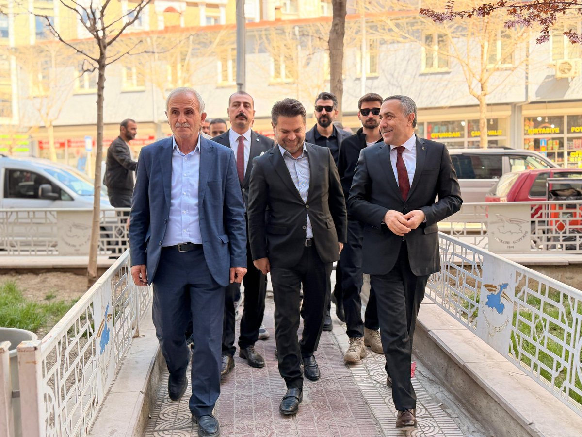 ipekyoluakparti's tweet photo. İl Başkanımız Sn. Abdulahat Arvas’ın katılımlarıyla, İlçe Başkanımız Sn. Yavuz Kuşan, 3 kademe teşkilatımız ve yol arkadaşlarımızla birlikte danışma meclisi toplantımızı gerçekleştirdik.
@abuyukgumus 
@MustafaAlkayis 
@Recep_ayd25 
@ArvasAbdulahat 
@YavuzKusanVan https://t.co/R5sXkVrdm4